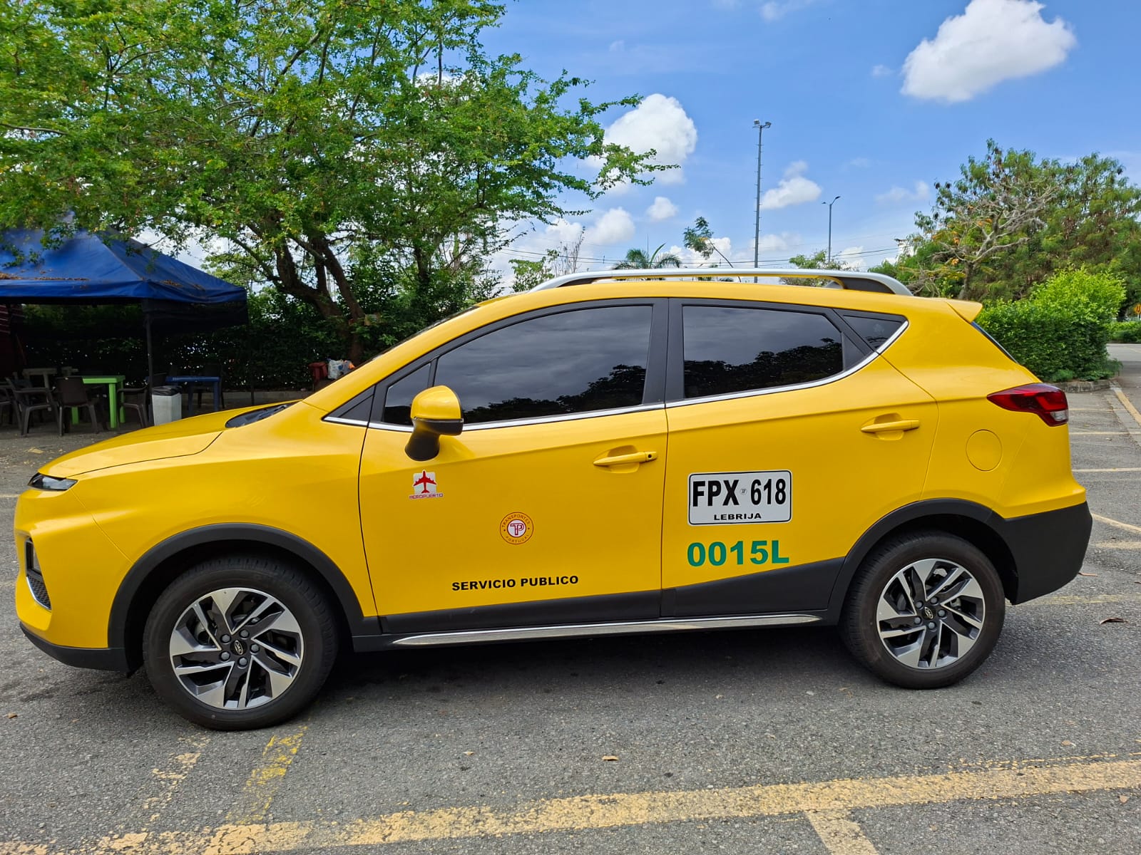 Taxi ejecutivo Palonegro Executive, SUV amarilla placa FPX618, móvil 0015L